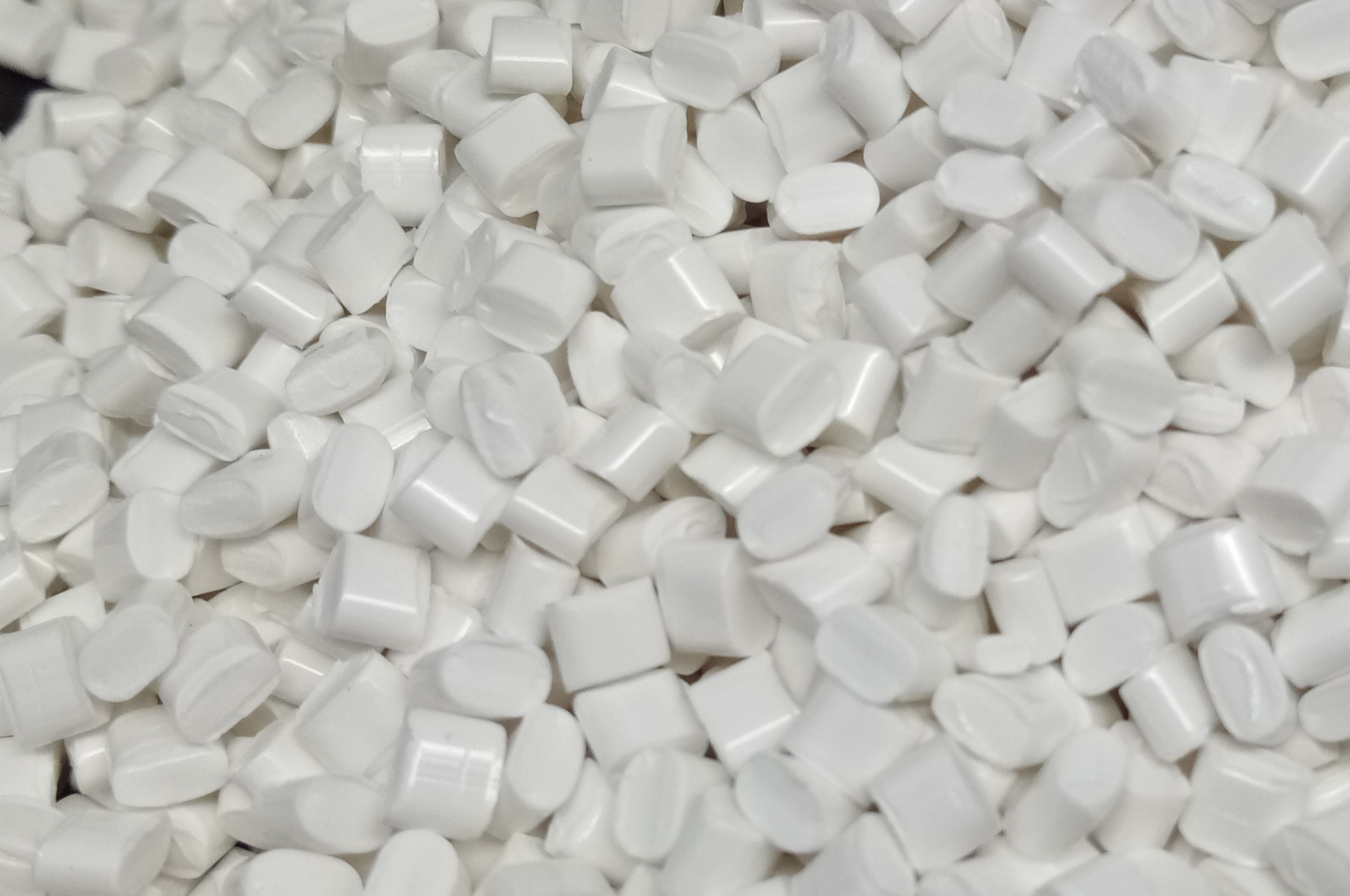 金塑顏白色母粒廠家生產加工的色母粒在餐盤上的應用案例